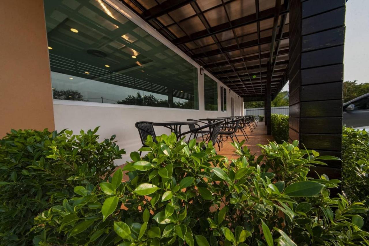 The Charlotte Smart Hotel Lopburi Ngoại thất bức ảnh